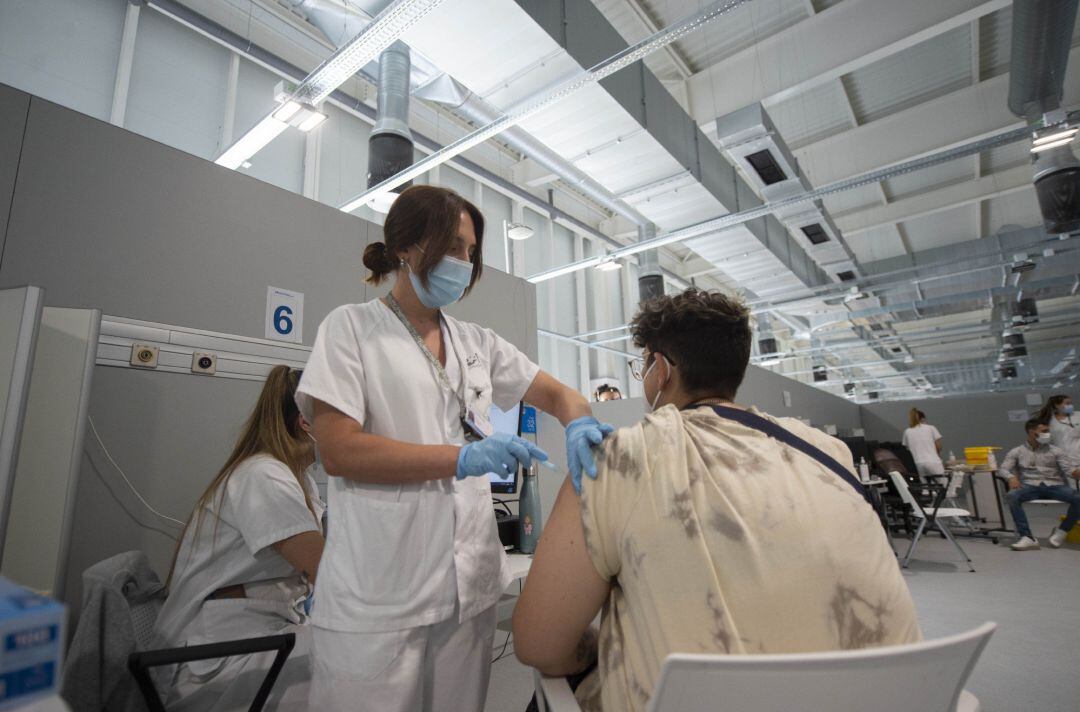 Un joven recibe la vacuna en el Hospital Zendal de Madrid