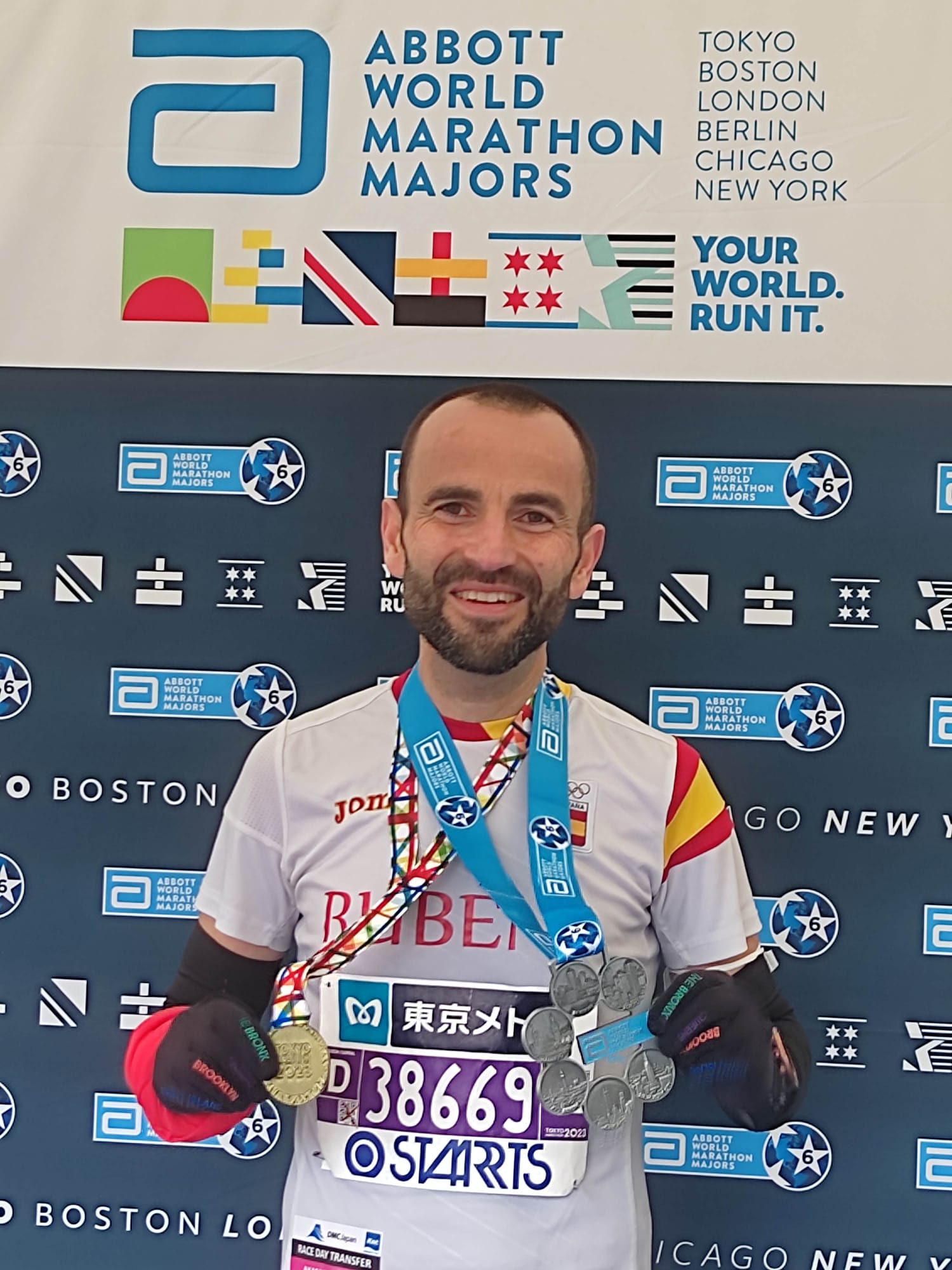 Rubén Hernández, con la medalla que le acredita haber disputado los 6 Majors de Maratón