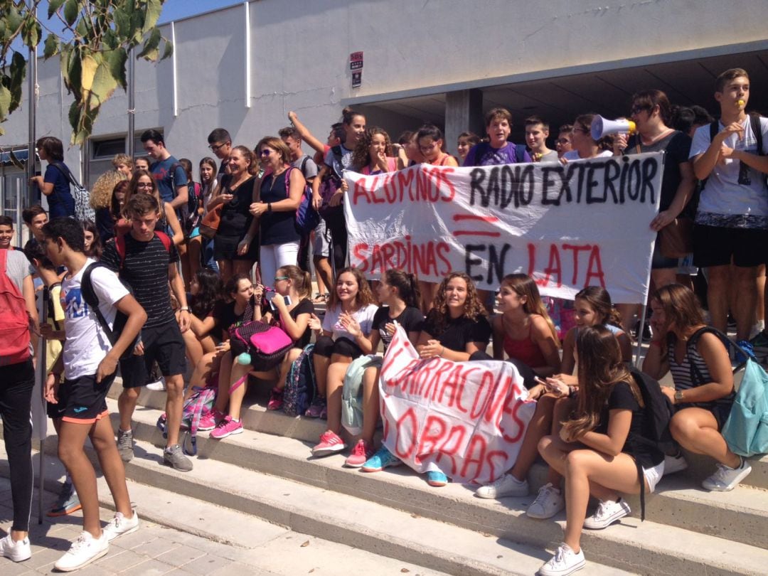 Alumnos del IES Radio Exterior, en una de las protestas por la situación del centro, que alberga en su interior los barracones del CEIP La Almadraba.