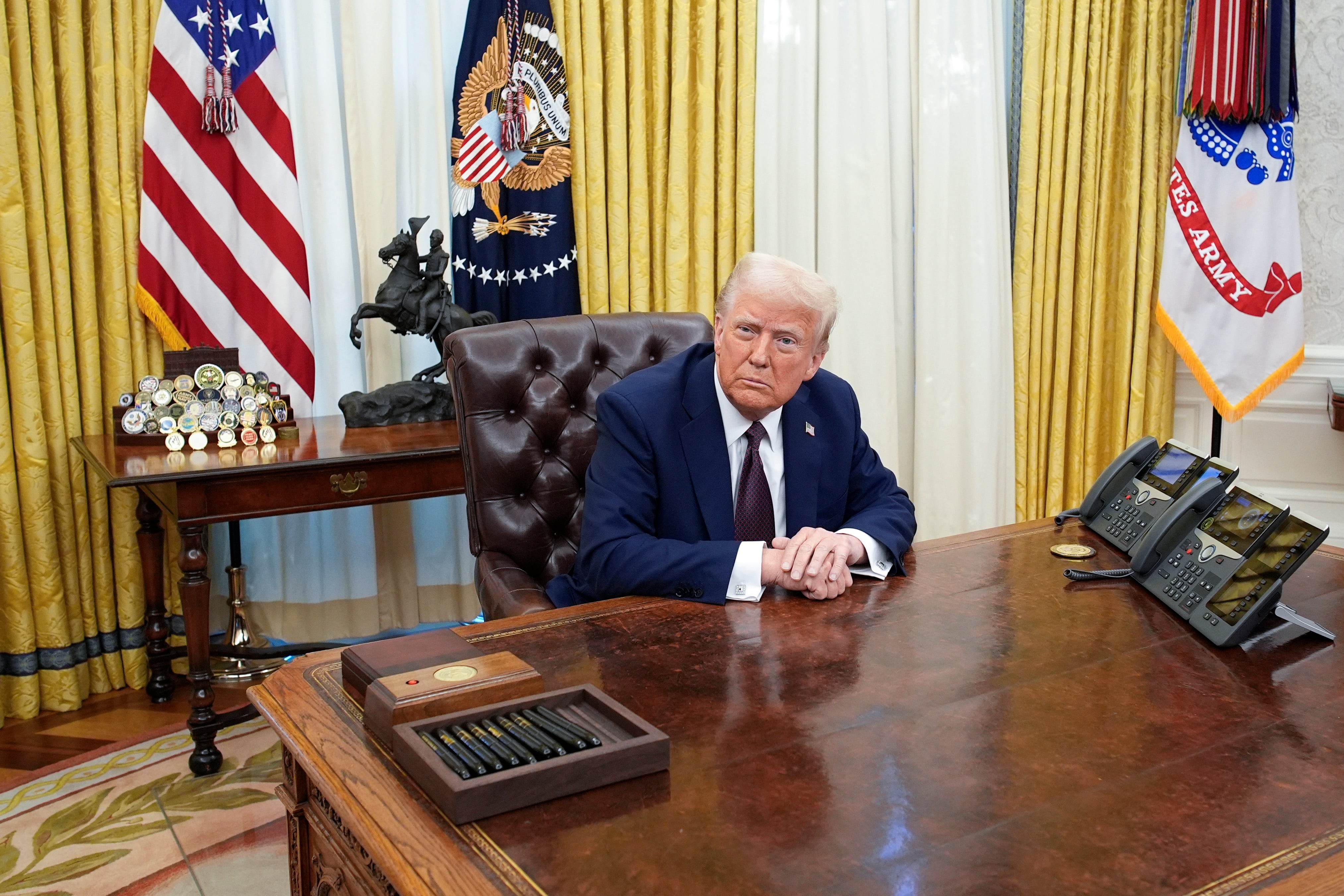 Washington (Usa), 23/01/2025.- US President Donald Trump sits in the Oval Office after signing executive orders of the White House in Washington, DC, USA, 23 January 2025. EFE/EPA/YURI GRIPAS / POOL
