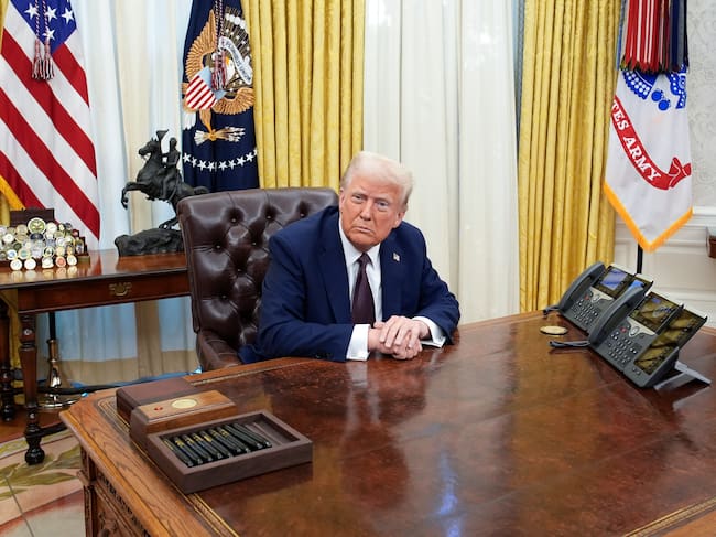 Washington (Usa), 23/01/2025.- US President Donald Trump sits in the Oval Office after signing executive orders of the White House in Washington, DC, USA, 23 January 2025. EFE/EPA/YURI GRIPAS / POOL
