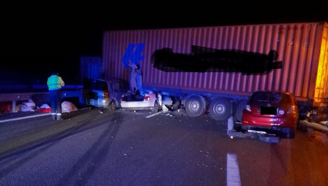 El camión ha quedado atravesado en la autovía