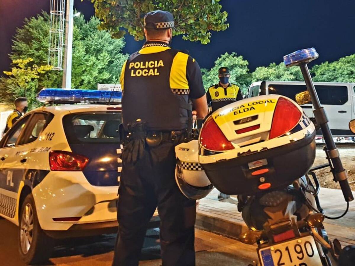 La Policía Local de Elda desaloja un cuartelillo con 21 personas celebrando una fiesta