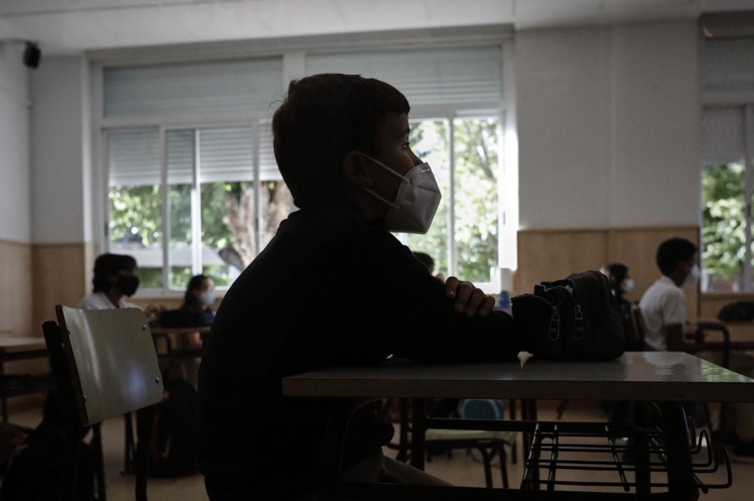 Un niño con mascarilla en un aula escolar (archivo).