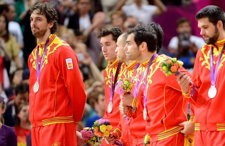 Los jugadores españoles posan con la medalla de plata