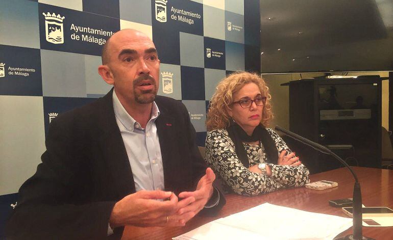 El portavoz de Málaga para la gente-Izquierda Unida, Eduardo Zorrilla, y la viceportavoz de la coalición, Remedios Ramos, durante la comparecencia sobre el recurso judicial relativo al convenio Urbanístico de la Térmica