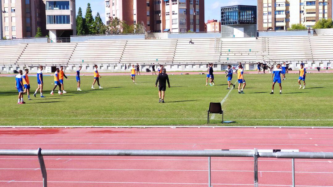 Los jugadores del Hércules entrenándose en la pista de atletismo