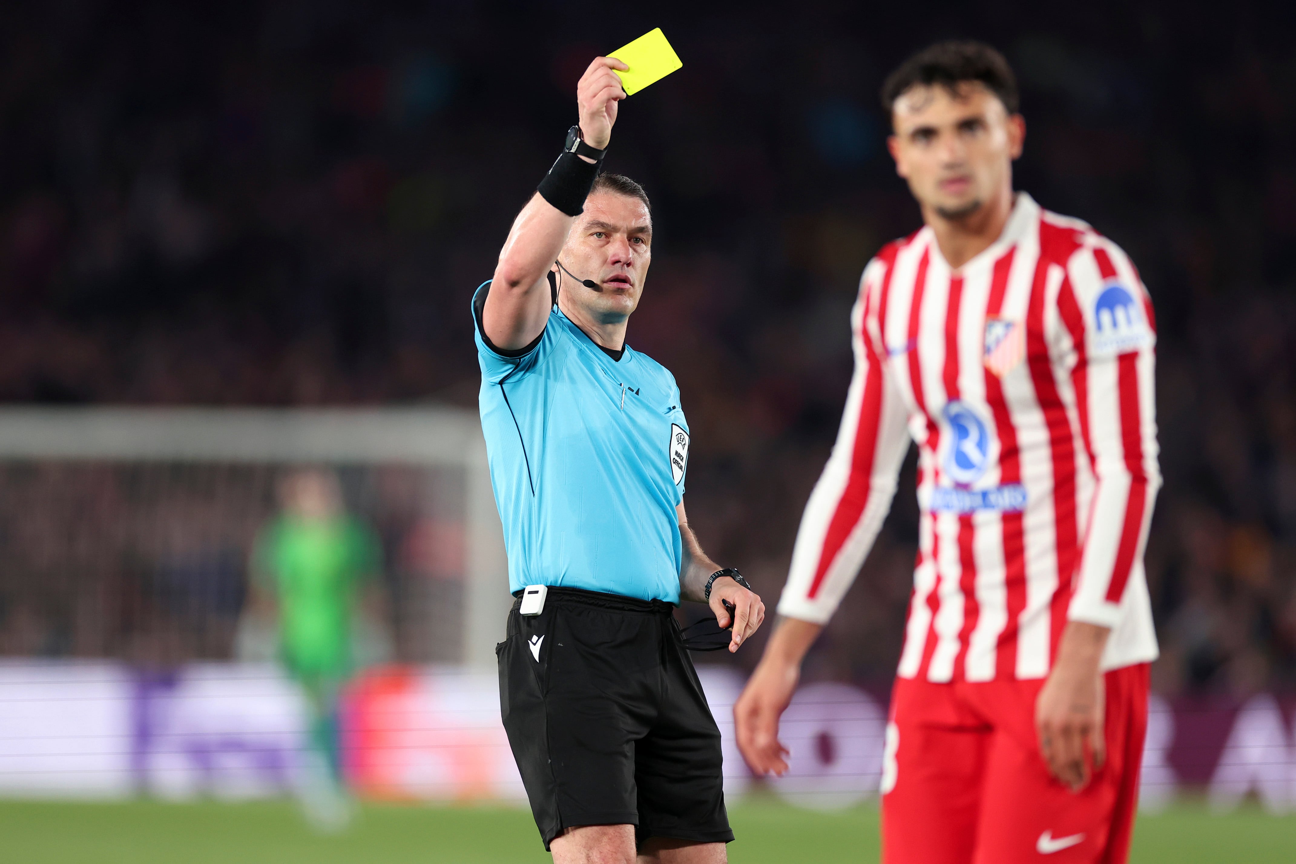 István Kovács amonesta a Marc Pubill en el Barça-Atlético de Champions