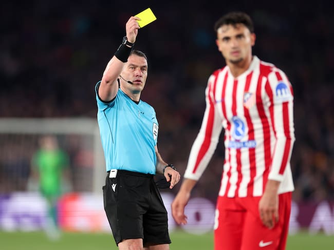 István Kovács amonesta a Marc Pubill en el Barça-Atlético de Champions