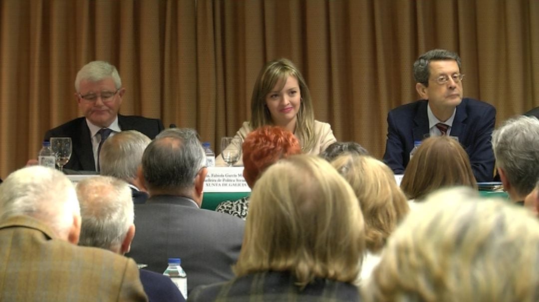 La conselleira de Política Social, Fabiola García (en el centro) inauguró el congreso