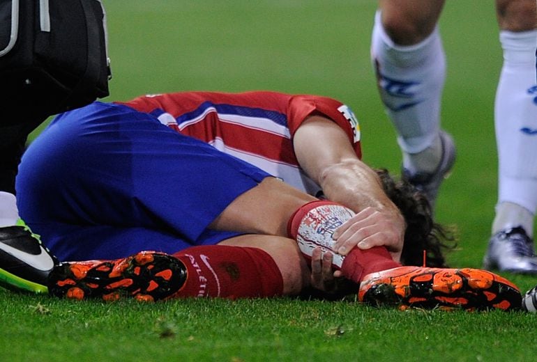 Tiago Mendes se duele lesionado en el césped del Vicente Calderón.