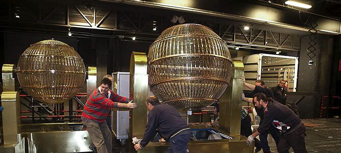 Llegada de los bombos al Teatro Real de Madrid para el sorteo del &#039;Gordo&#039;.