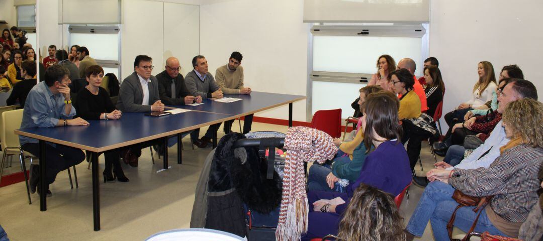 Educación se ha reunido este jueves con padres y vecinos de la zona