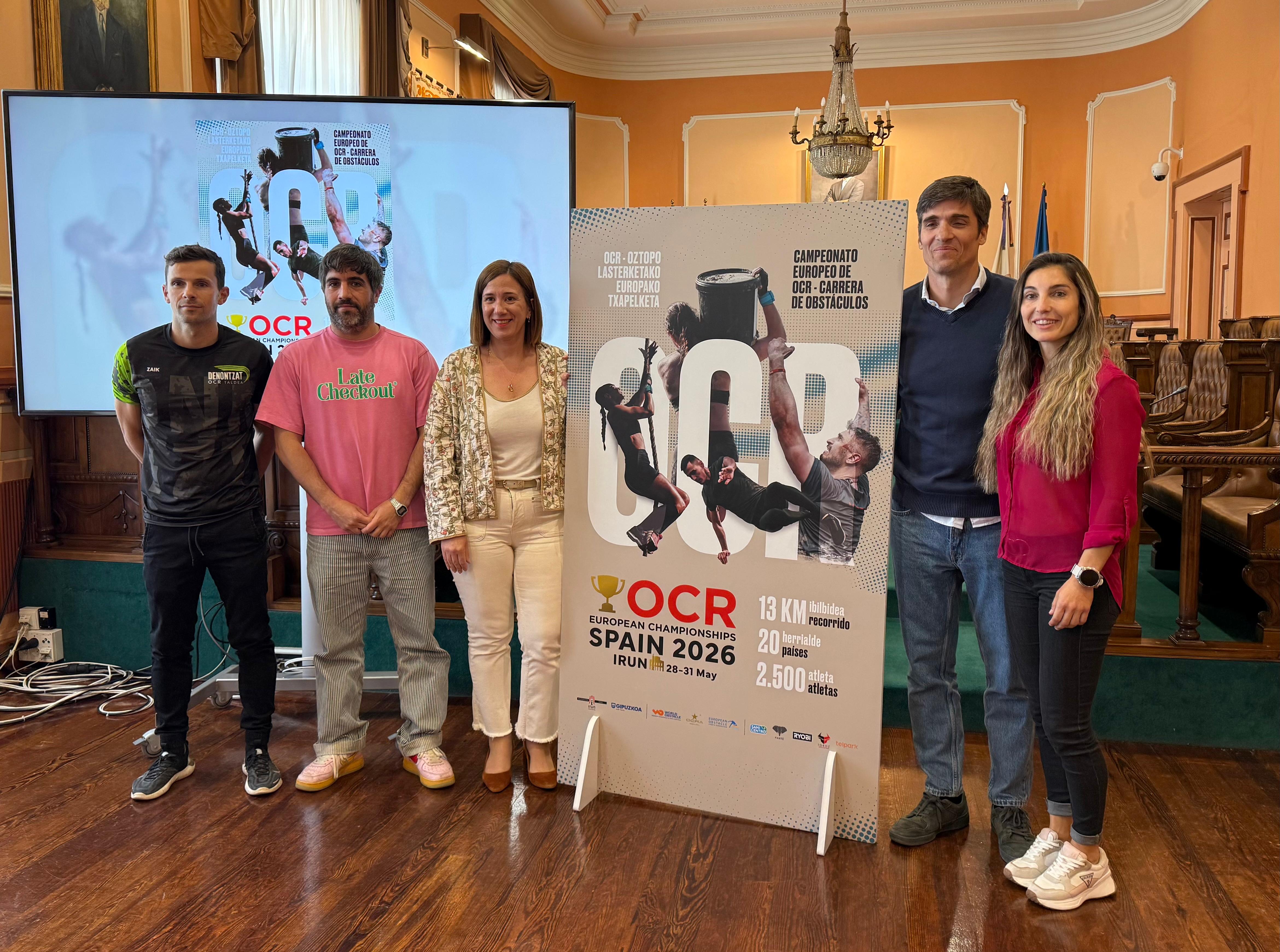 El director de carrera irundarra, Asier Landart, el delegado de Deportes, Borja Olazabal, la alcaldesa, Cristina Laborda, el presidente de OCRA España, Julen Martínez-Huarte, y la atleta subcampeona de Europa y cuarta del Mundo, Beatriz Rubio