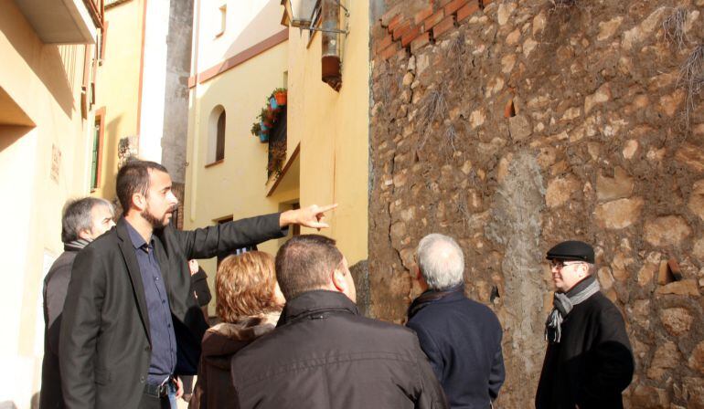 L'alcalde, Marc Rovira, assenyala on hi ha l'esquerda a diverses autoritats.