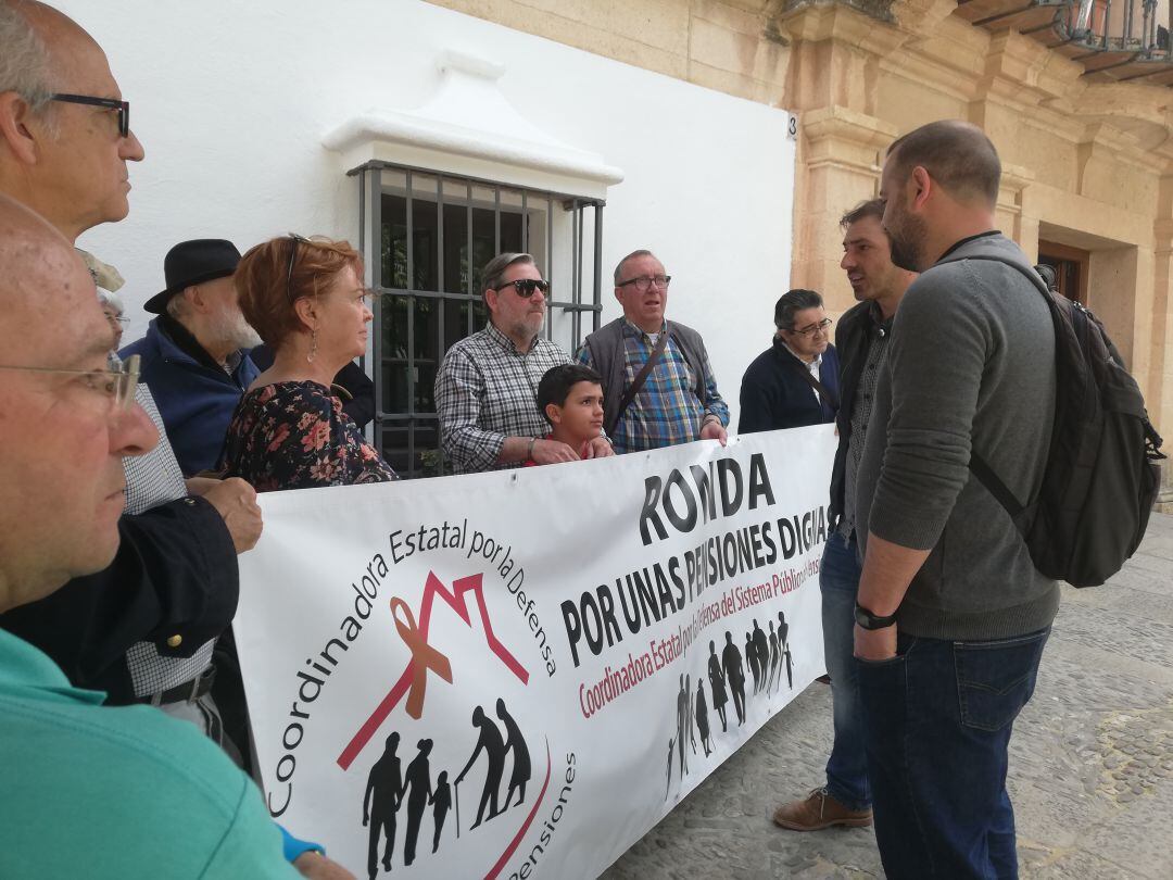 Los miembros de IU, Fran Matas y Álvaro Carreño, se han reunido esta mañana con los pensionistas rondeños concentrados en la puerta del Ayuntamiento