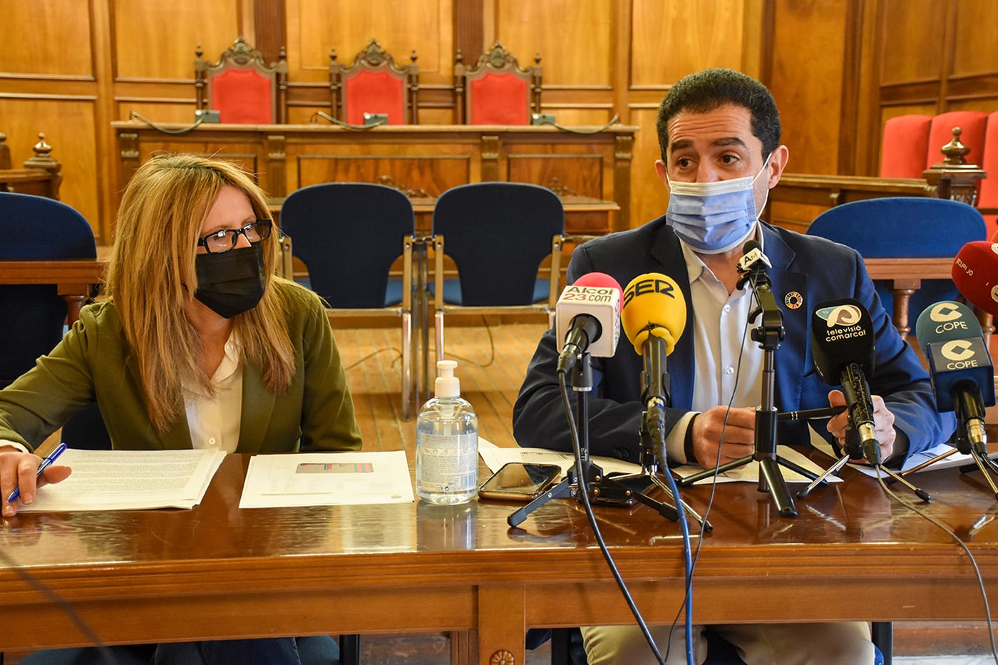 Antonio Francés, alcalde de Alcoy, y Vanessa Moltó, edil de Hacienda, presentando el borrador del presupuesto para 2022.