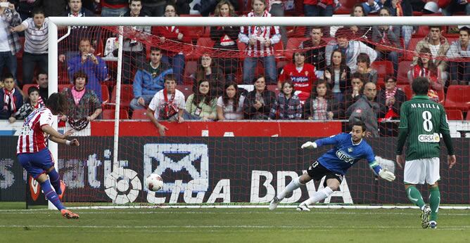 El delantero argentino del Sporting de Gijón, Sangoi (i), transforma el penalti que significa el primer gol del equipo asturiano, ante el guardameta del Betis, Los jugadores del Betis, Casto, durante el encuentro correspondiente a la jornada 37