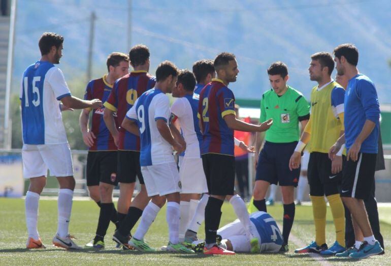 Los jugadores del Hércules y Eldense en el partido disputado en el Pepico Amat, temporada 15-16
