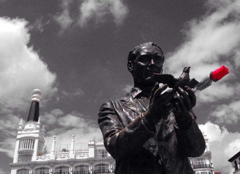 Estatua de Federico García Lorca en la Plaza de Santa Ana de Madrid