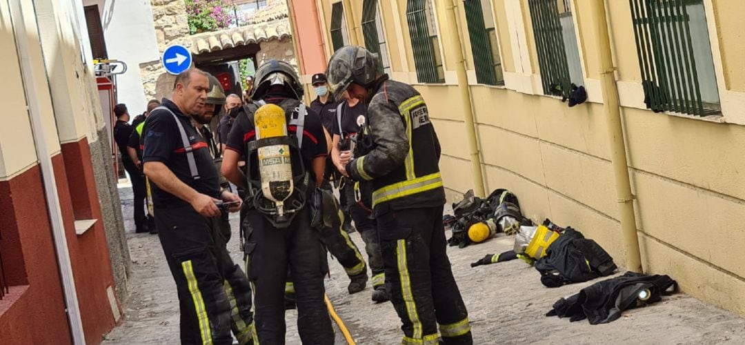 Bomberos actuando en el incendio de la calle Pozo de la capital.