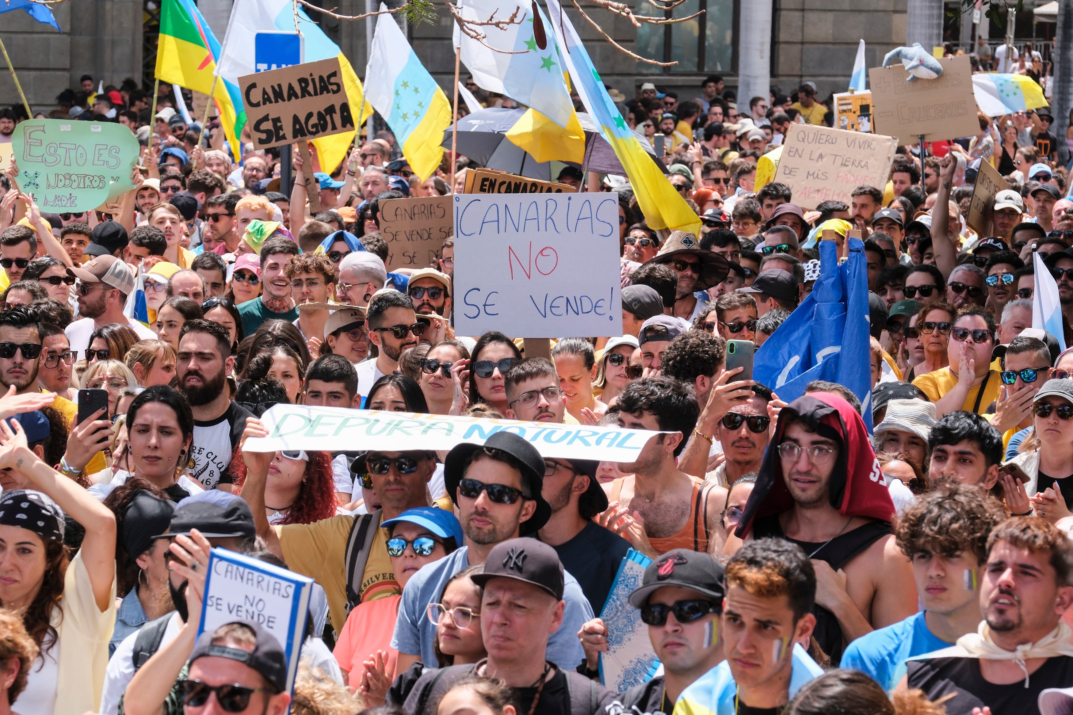 SANTA CRUZ DE TENERIFE, 20/04/2024.- Miles de personas participan este sábado en una manifestación bajo el lema ?Canarias tiene un límite? por las calles de Santa Cruz de Tenerife, para exigir un cambio en el modelo económico del archipiélago basado en el turismo de masas. EFE/Alberto Valdés
