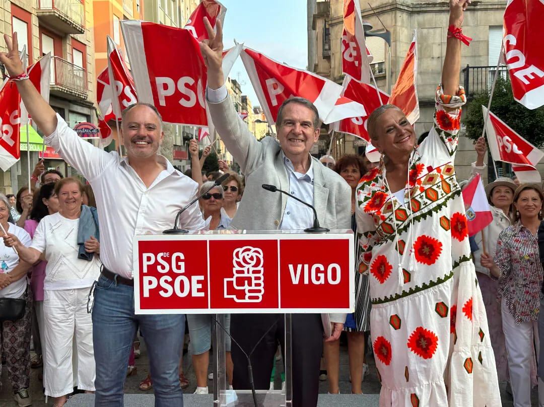 David Regades, Abel Caballero y Carmela Silva en un mitin del PSOE en Vigo