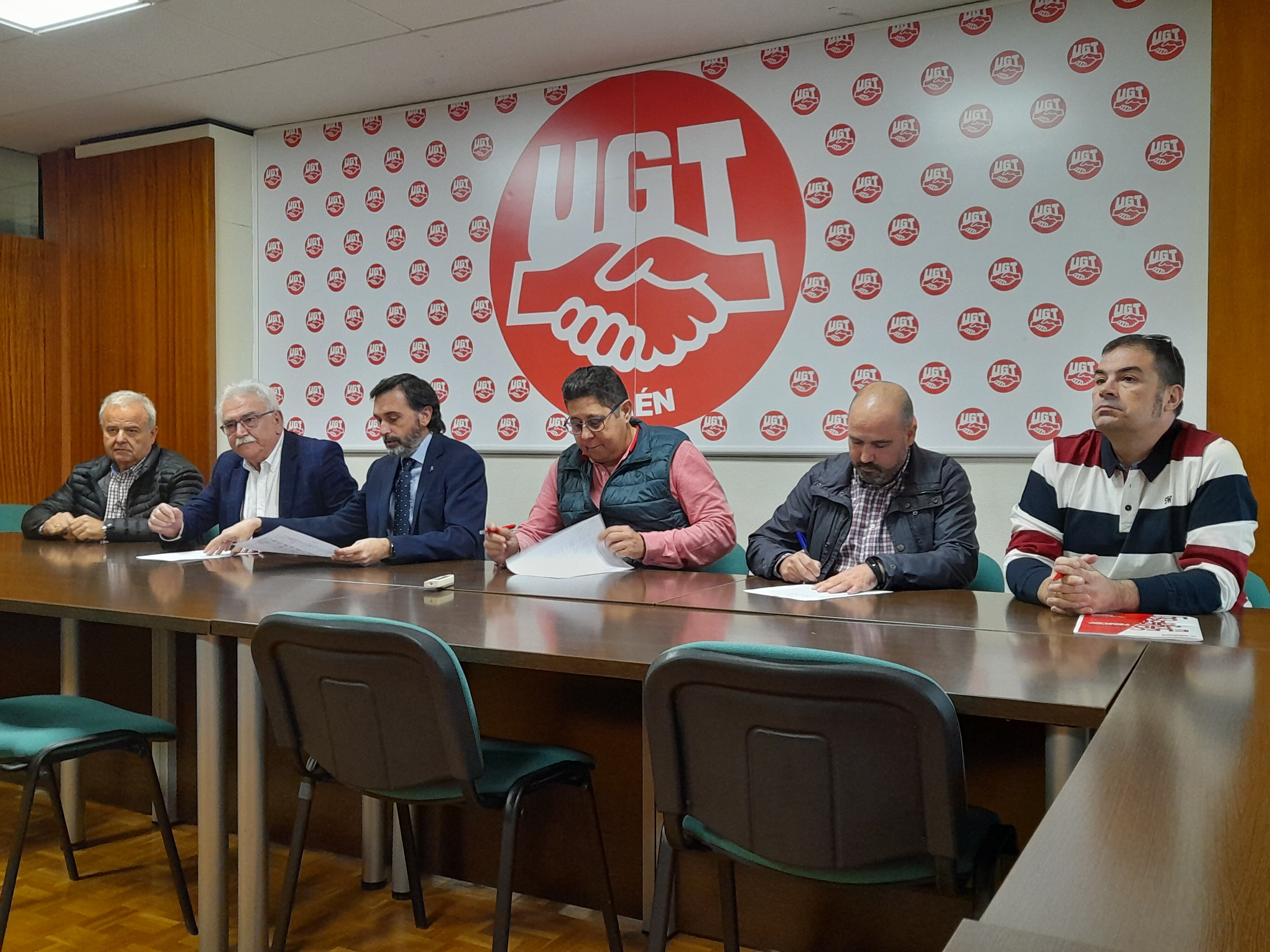 Representantes de UGT, CCOO, Infaoliva Jaén, Cooperativas Agro-Alimentarias de Jaén y la Asociación Profesional de Extractores de Aceite de Orujo de Jaén con el delegado de Empleo, Francisco Joaquín Martínez.