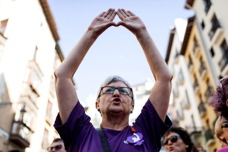 El grito de &quot;no es abuso, es violación&quot; ha vuelto a escucharse en la plaza Consistorial de Pamplona en respuesta a la decisión de la Audiencia Provincial de Navarra de dejar en libertad bajo fianza de 6.000 euros a los cinco condenados de la Manada. 