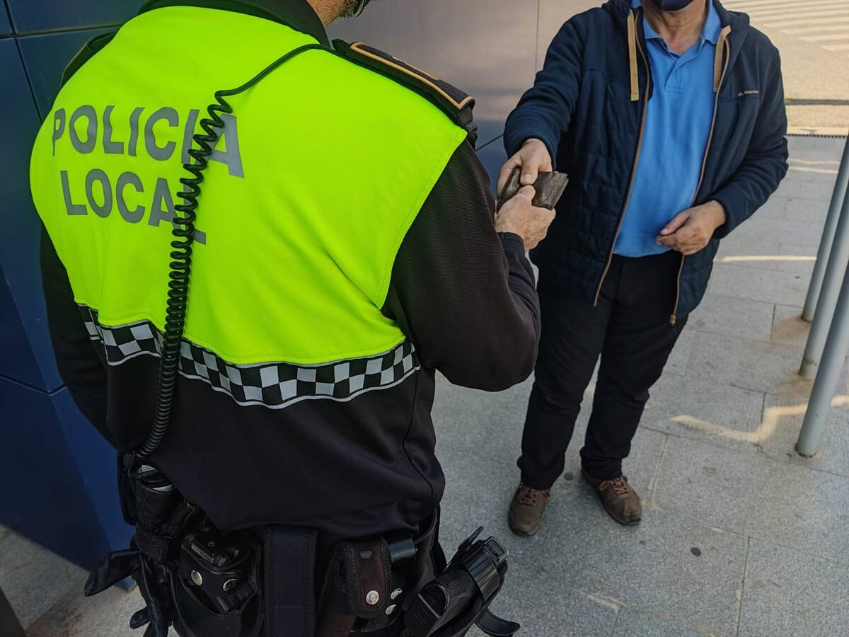 Un hombre encuentra en Jaén una cartera con 1.680 euros y la entrega a la Policía