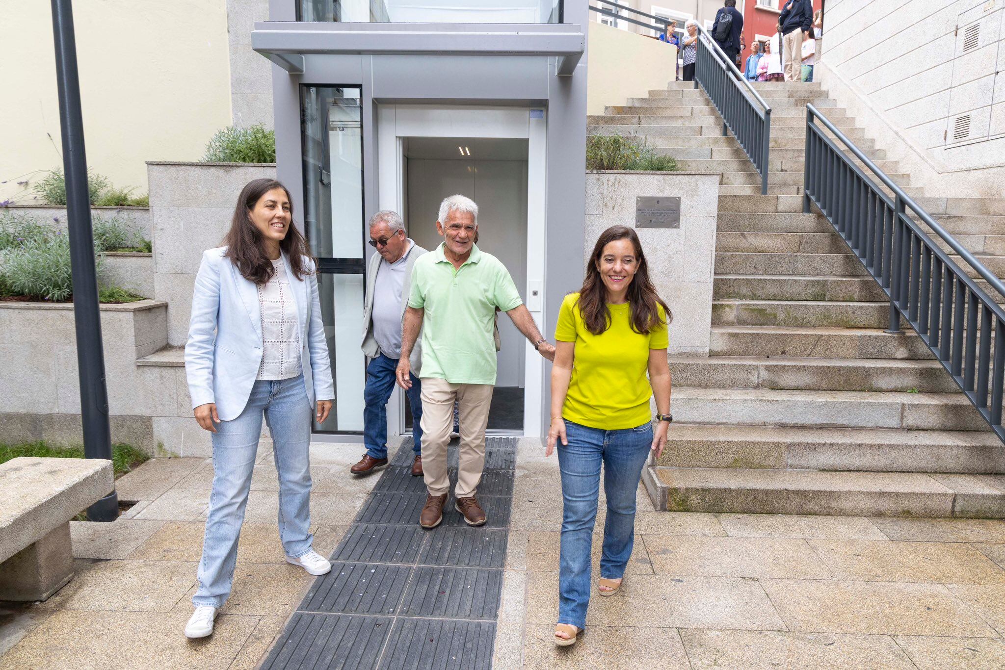 Inés Rey visita los ascensores entre la avenida de Oza y Juan Montes
