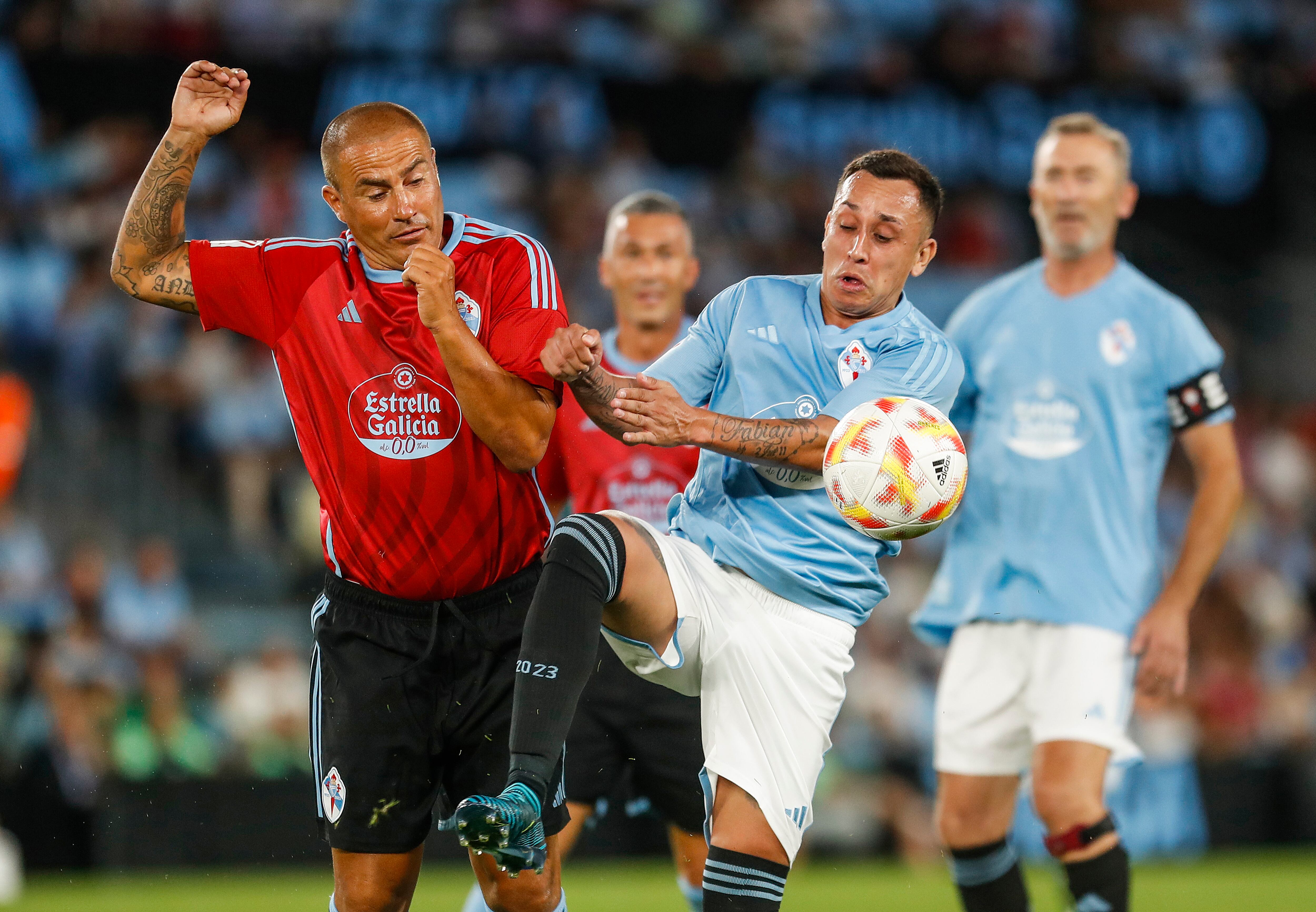 VIGO, 30/08/2023.- El chileno Fabián Orellana (d) lucha con el italiano Fabio Cannavaro (i) durante el partido de leyendas que conmemora los 100 años del Real Club Celta de Vigo, celebrado hoy miércoles en el estadio de Balaídos. EFE/ Salvador Sas
