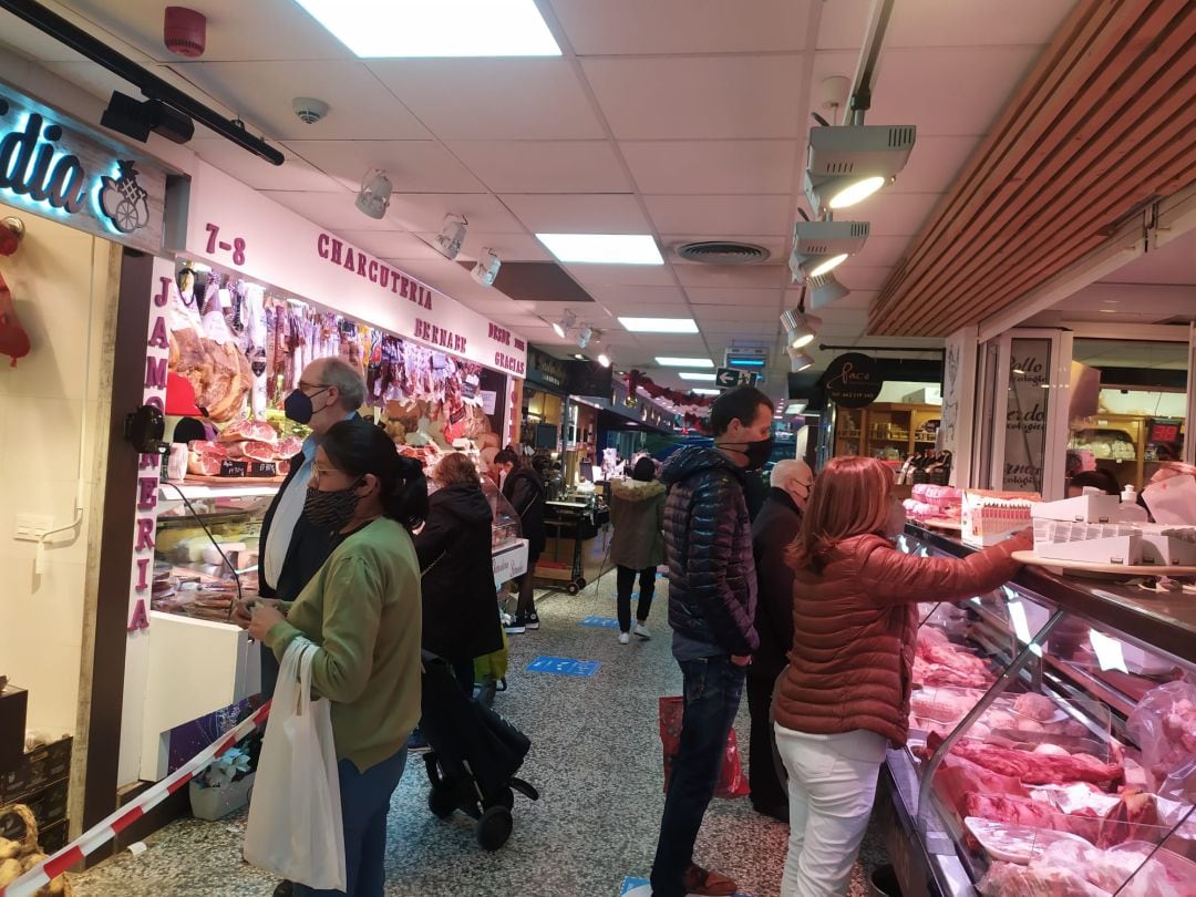 Clientes realizando sus compras en la plaza de Abastos de Saavedra Fajardo (Murcia) este viernes