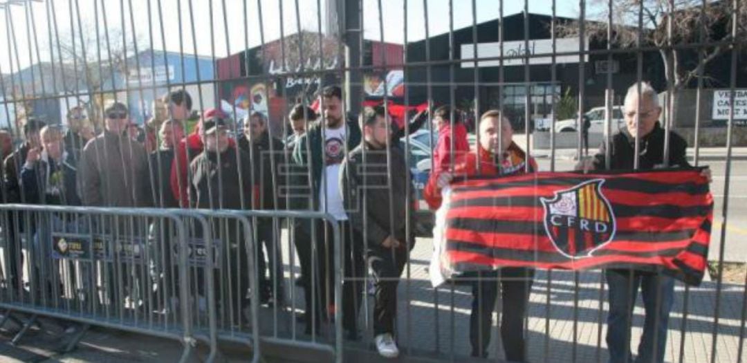 Imagen de aficionados del Reus esperando a las afueras de la Ciudad Deportiva del club