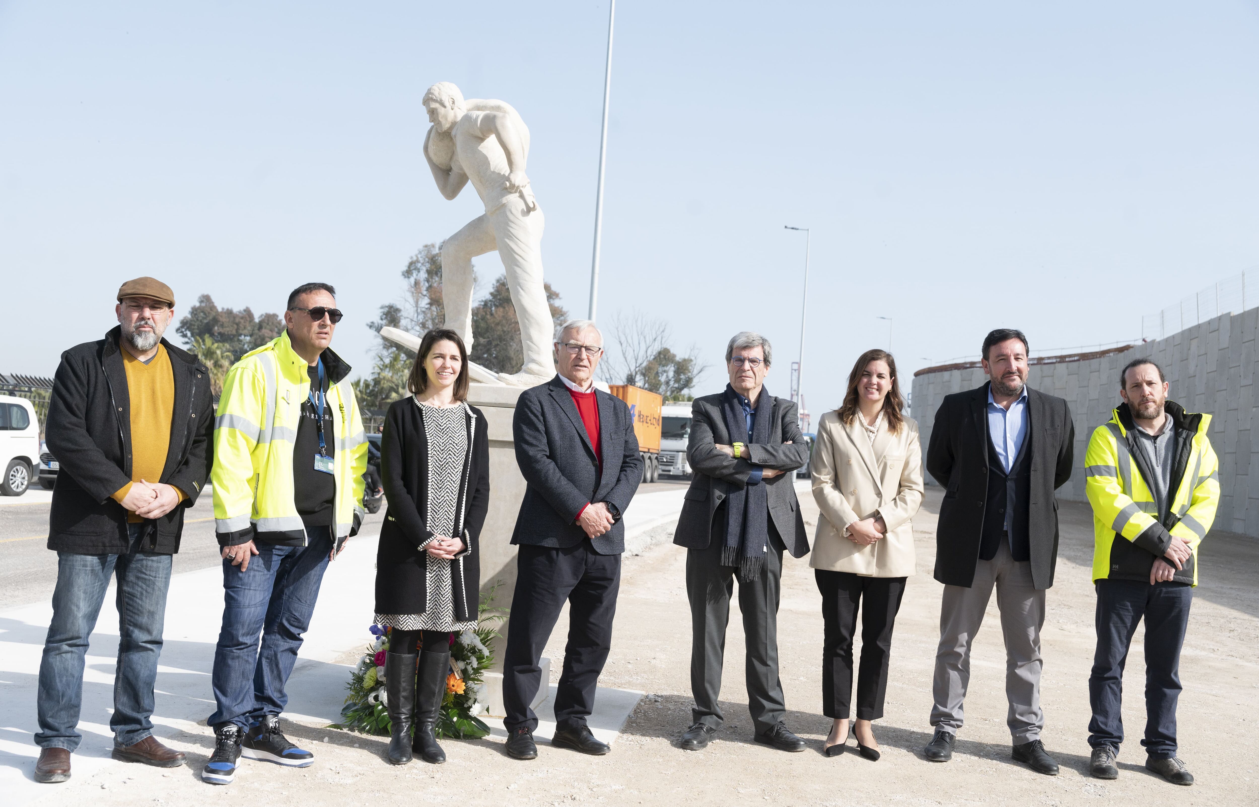 Inauguración del monumento en homenaje a los estibadores muertos en el puerto de València