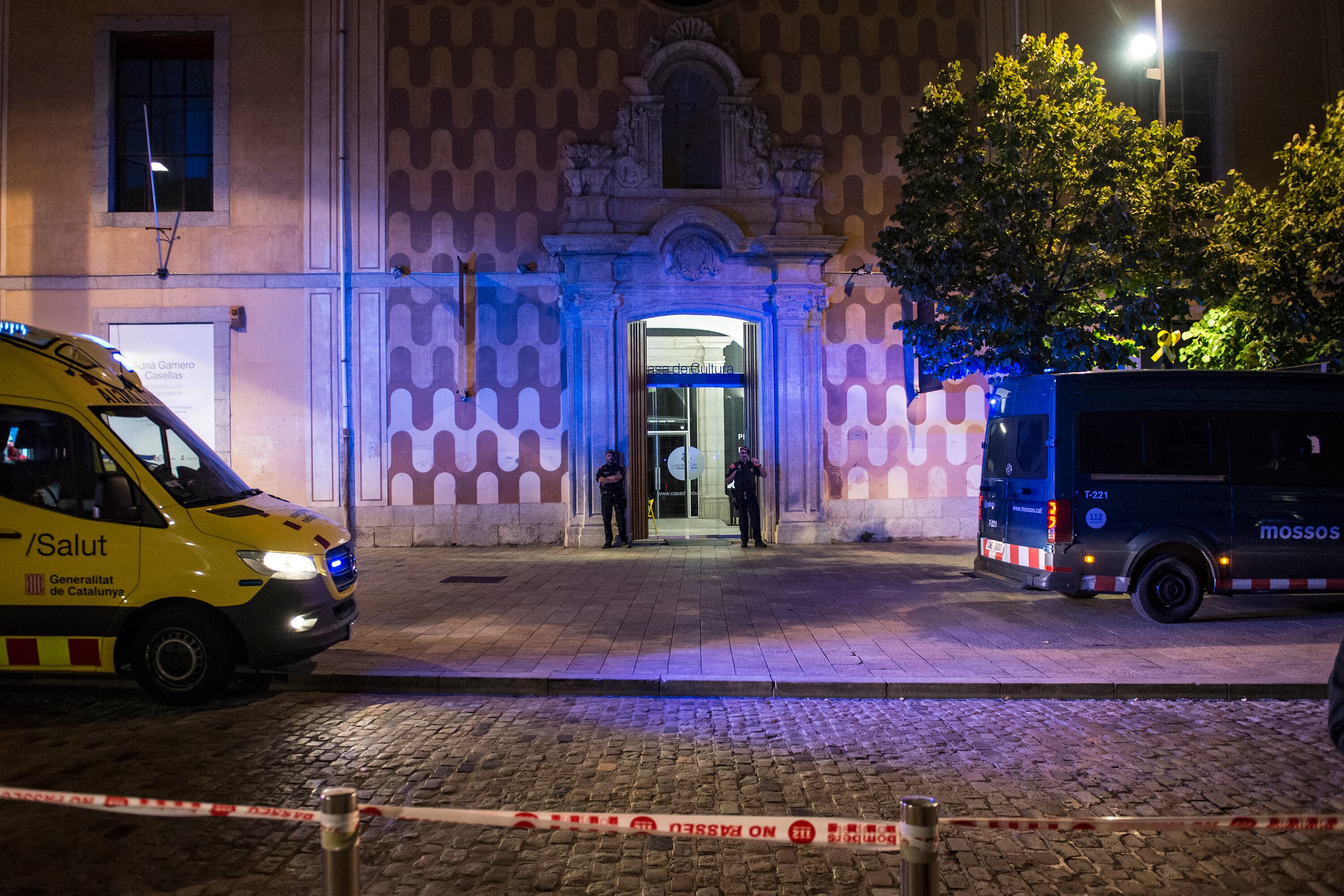 Los servicios de emergencias, este viernes, en la Casa de la Cultura de Girona