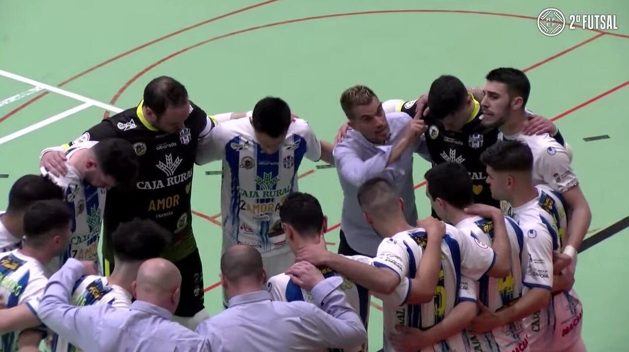 Chema Sánchez dando instrucciones al equipo