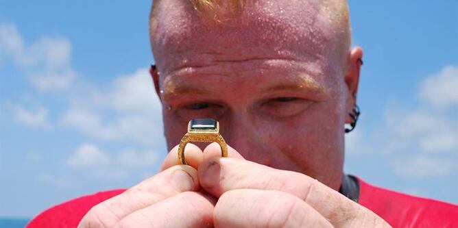 Uno de los miembros de &quot;Tesoros Mel Fisher&quot; sujeta el anillo de oro de origen español