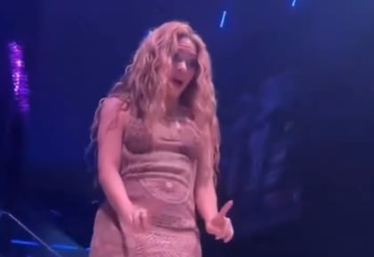 Shakira, en un vídeo que captó su baile sobre una tarima en una fiesta