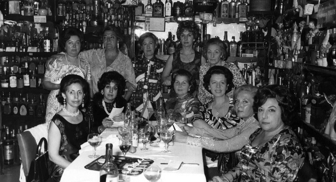 En el bar Chicote de Madrid. De pie, de izquierda a derecha: Gloria Calvo, mujer sin identificar, Adelaida las Santas, mujer sin identificar y Carolina D´Antin. Sentadas: Felisa Sanz, María Paz Viloria, Marisa Chicote, Lola P. Quincoces, mujer sin identificar y Acacia Uceta.