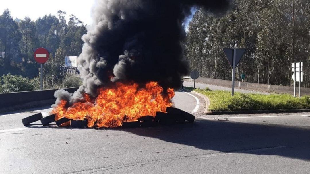 Trabajadores y auxiliares de la fábrica de Ence Pontevedra llevaron a cabo esta mañana una manifestación junto a la factoría