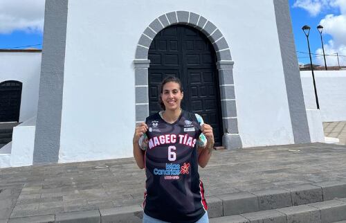 La jugadora con la camiseta del CD Magec Tías "Contra la Violencia de Género".