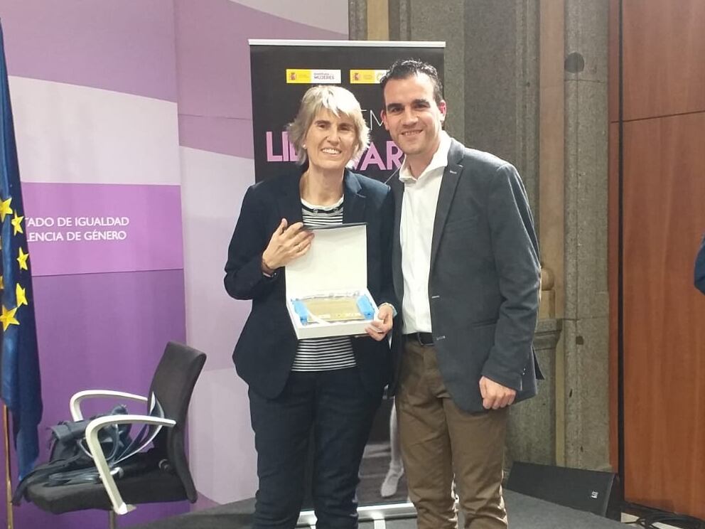 El periodista de Radio Albacete SER, Juanma Sevilla, junto con Paloma del Río, periodista de TVE, encargada de presentar el acto