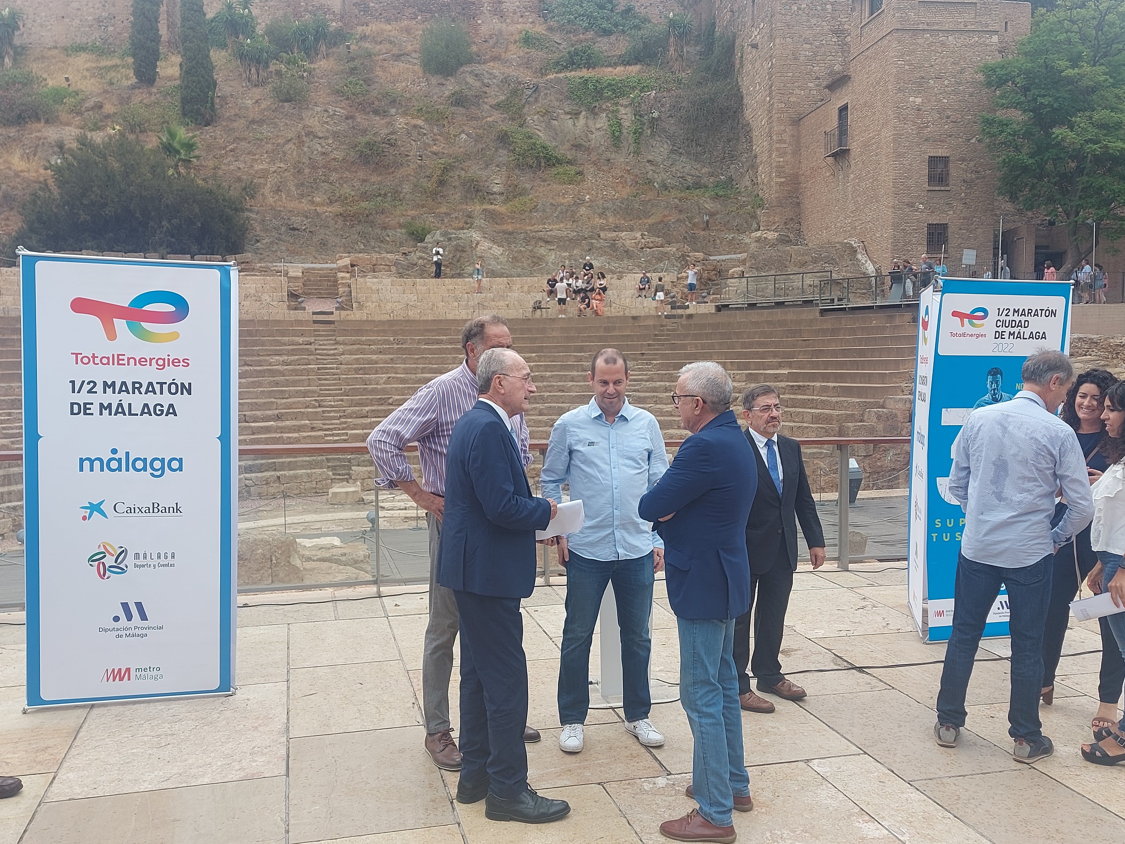 El alcalde de Málaga hablando en la presentación de la Media Maratón de Málaga