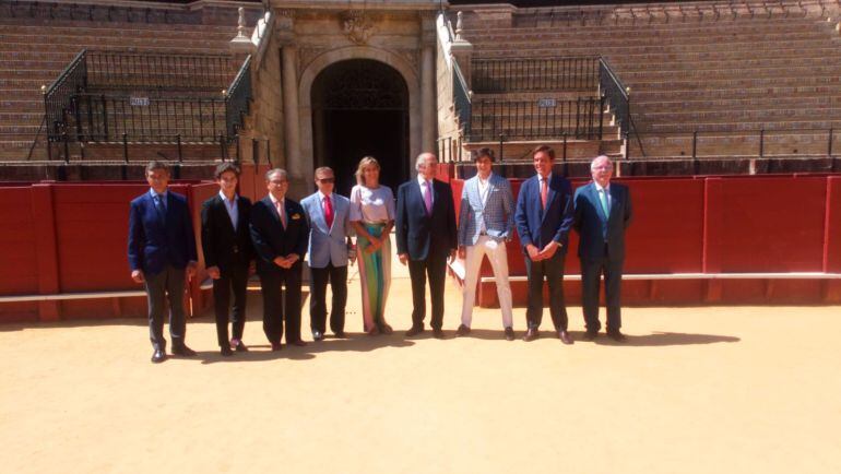 De izd. a drch. Miguel Angel Vaz, teniente hermano mayor de la Macarena; el novillero Manolo Vázquez; José Antonio Fdez cabrero, hermano mayor de la Macarena; el maestro Pepe Luís Vázquez, Zenaida Pablo Romero, autora del cartel; el empresario Ramón Valen