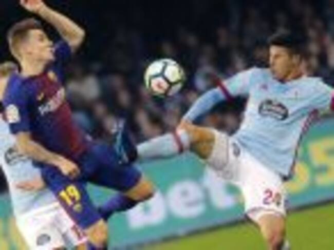 Roncaglia intenta robar un balón a Digne