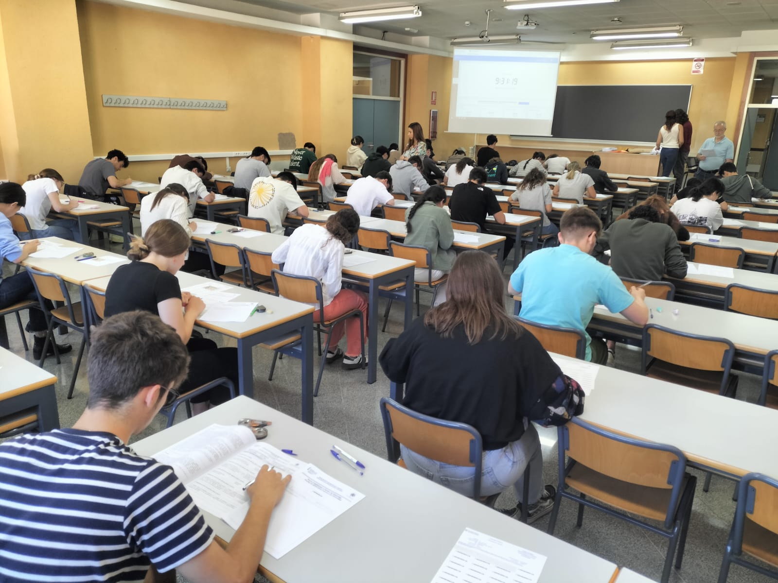 Alumnos examinándose de la PAU en junio de 2023