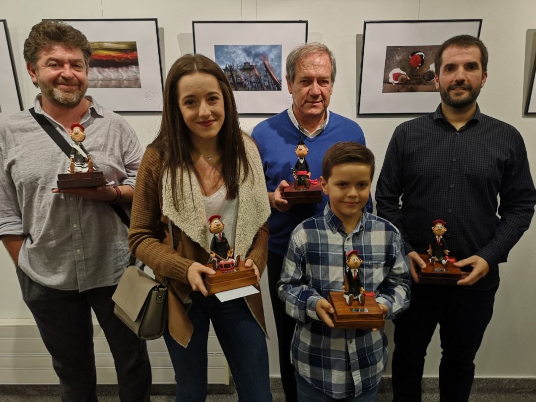 Los ganadores posan con sus premios, en la inauguración de la exposición del Memorial Quique Escalante, en el Museo Oiasso. 