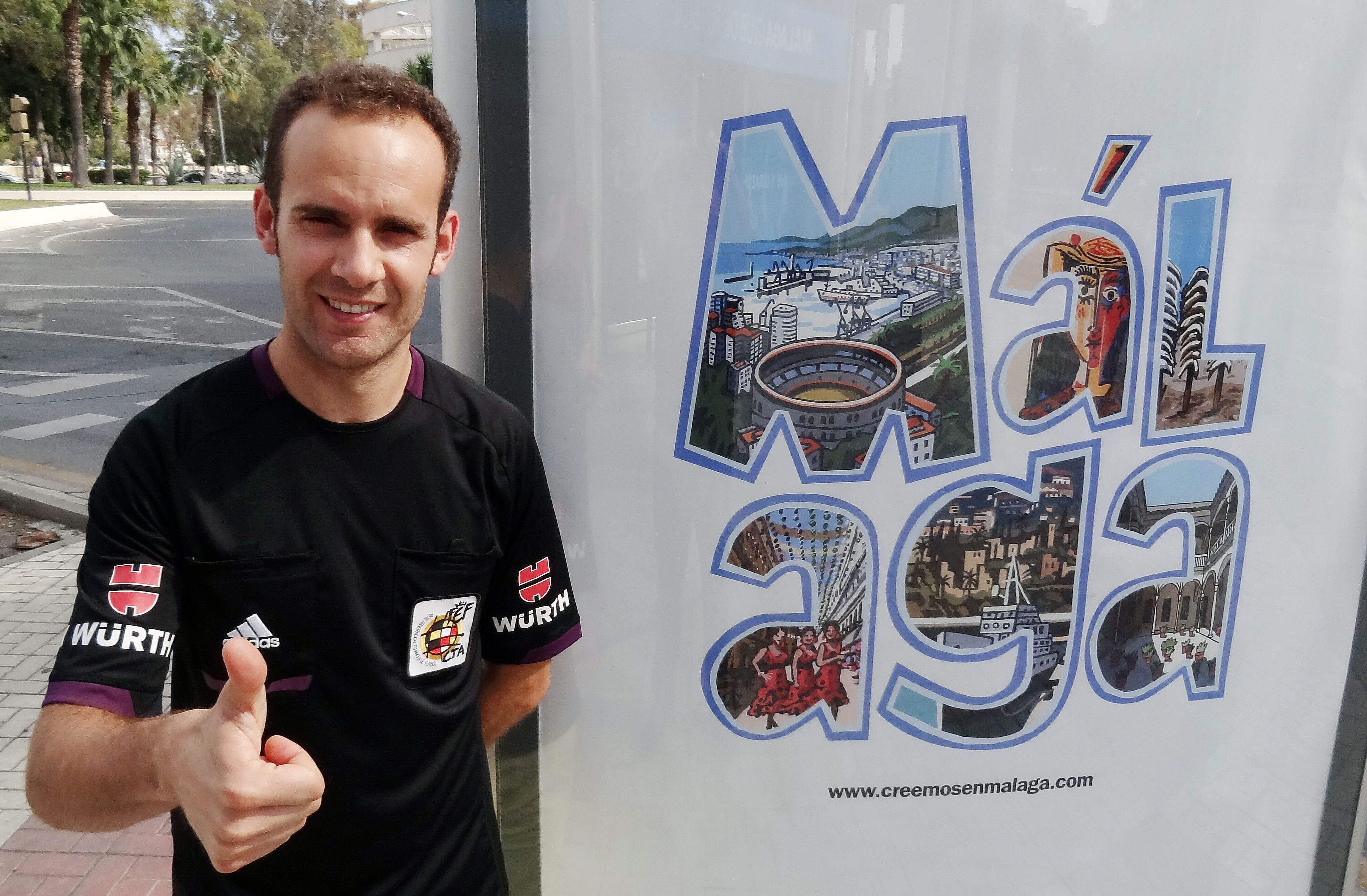 El árbitro de Primera División Melero López en los encuentros 'El deporte va por barrios'           TFGP.