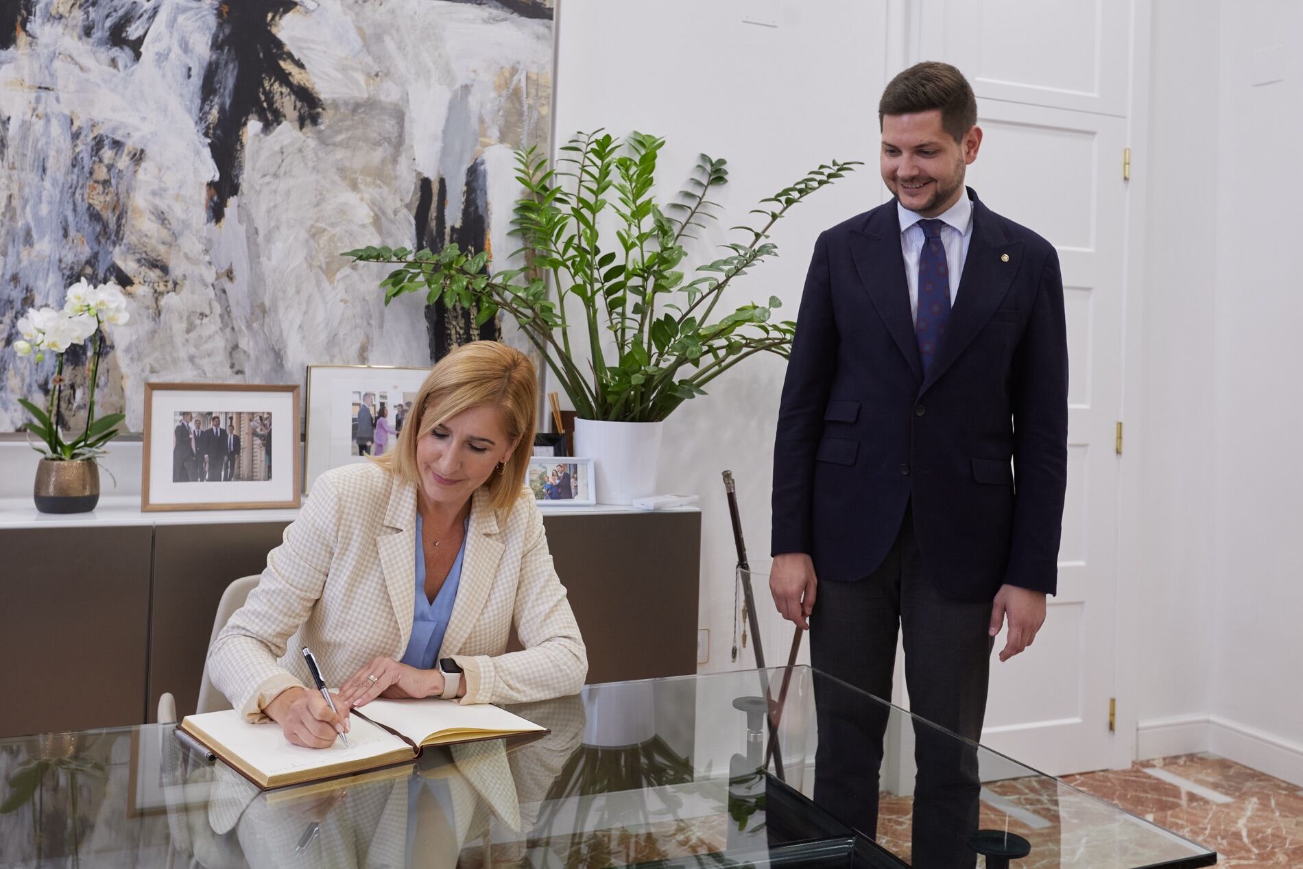 La cosellera de Infraestructuras, Salomé Pradas, ha firmado en el Libro de Honor de la ciudad.